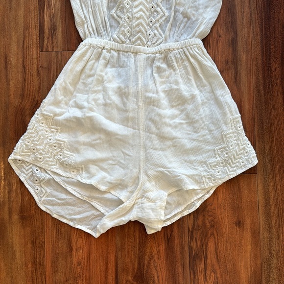Beachey white romper. Ties in the back. Rip curl. - Picture 3 of 8